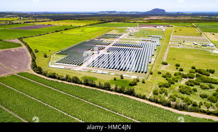 Der Sunshine Coast Solarpark in Valdora, in der Nähe von Yandina und Coolum, auf der Sunshine Coast von Queensland, Australien. Stockfoto