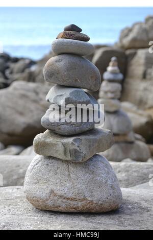 Zen-neue Alter Hippie rock Cairns am Strand von Noosa, Australien Stockfoto