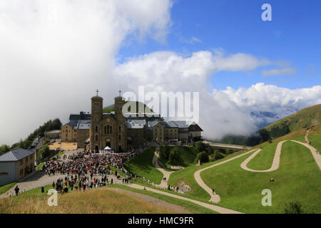 Heiligtum Unserer Lieben Frau von La Salette. Heilige Messe am Hochfest der Aufnahme der seligen Jungfrau Maria. Heiligtum Unserer Lieben Frau von La Salette. La Salett Stockfoto