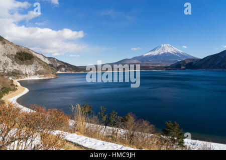 Fuji und Lake Motosu im Winter. Stockfoto