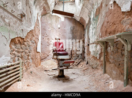 Ein Alter Friseur Stuhl am Eastern State Penitentiary in Philadelphia, Pa Stockfoto