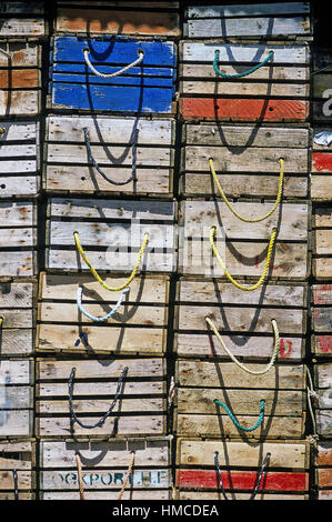 Zeilen der hölzerne Fisch-Kisten mit Seilgriffen sind übereinander
