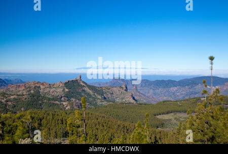 zentralen Gran Canaria im Januar, Blick vom höchsten Punkt der Insel, dem Pico de Las Nieves, über Caldera de Tejeda in Richtung Teide auf Teneriffa. Bo Stockfoto