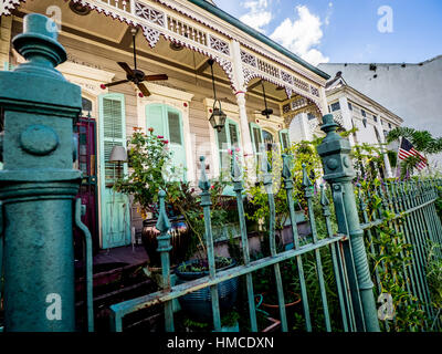 Dies sind Häuser im French Quarter von New Orleans.  Viele interessante Häuser befinden sich im French Quarter! Stockfoto