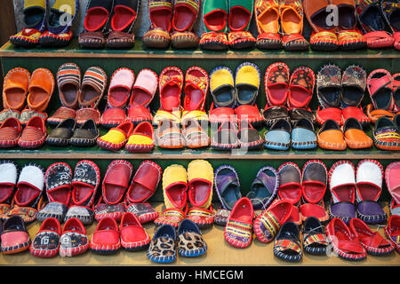 Bunte handgemachte Lederschuhe in der Türkei Stockfoto