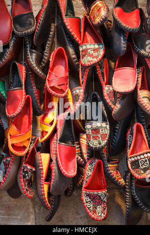 Bunte handgemachte Lederschuhe in der Türkei Stockfoto