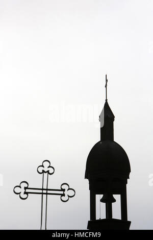 Croix de fer forgé et Clocher de la Chapelle Sainte-Anne. Eglise Saint-Jean-Baptiste. Megève. Stockfoto