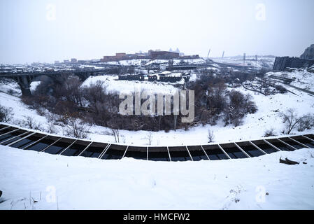 Razdan Fluss in Yerevan Innenstadt mit Sieg Brücke und Ararat Wein Pflanze im Winter Stockfoto