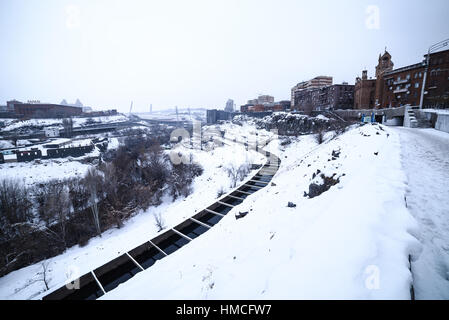 Razdan Fluss in Yerevan Innenstadt mit Stadion und residental Bezirk Stockfoto