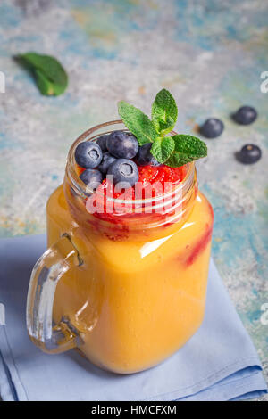 Mango Drink und Heidelbeeren closeup Stockfoto