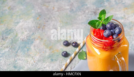 Mango Drink und Heidelbeeren kopieren Raum Stockfoto