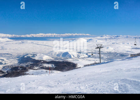 Zachkadsor Resort Hang auf Berggipfel mit Skifahrer im Winter Stockfoto