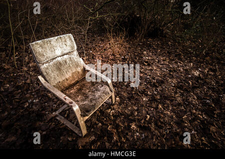 Alten Stuhl im Wald. Dieser defekt rustikalen Stuhl fand im Herbst. Stockfoto