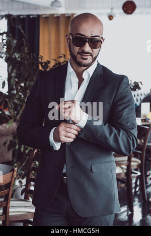 Arabische Geschäftsmann posiert im Restaurant. Porträt Stockfoto