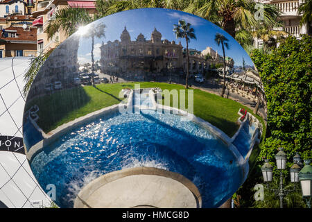 Sky Spiegel Skulptur über Brunnen, Place du Casino, Monte Carlo, Monaco. Stockfoto