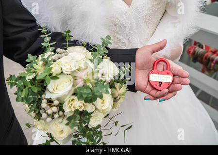 Hochzeit Schloss in die Hände der Braut und des Bräutigams Stockfoto