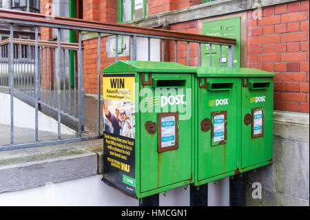 Drei rostige Briefkästen außerhalb der Post in Skibbereen, West Cork, Irland. Stockfoto