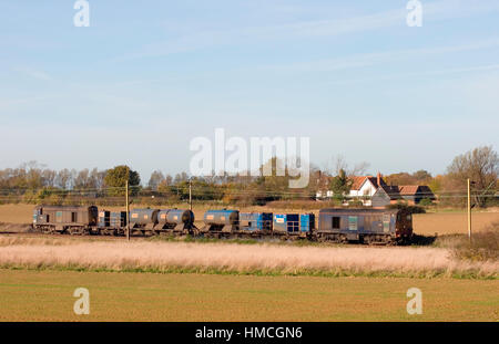 Ein Paar der Diesellokomotiven der Baureihe 20 DRS Nr. 20314 und 20315, die am 12. November 2007 in der Nähe von Great Bentley in einem Bahnkopf-Treatment-Zug eingesetzt wurden. Stockfoto