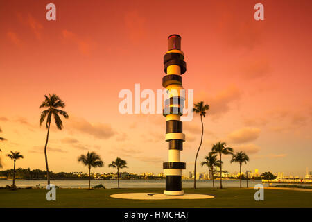 HARTNÄCKIGE LEUCHTTURM SKULPTUR (TOBIAS REHBERGER 2011 ©) SOUTH POINTE PARK MIAMI BEACH FLORIDA USA Stockfoto