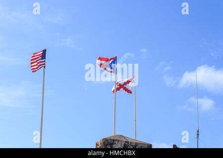 FAHNEN ÜBER CASTILLO SAN CRISTÓBAL, SAN JUAN, PUERTO RICO - CA. JANUAR 2017. Stockfoto