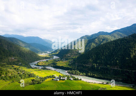 Bhutan Punakha Tallandschaft Panorama mit Fluss Hügeln und Reisfeldern Stockfoto