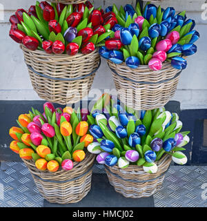 Bunte hölzerne künstliche Tulpen in Körben Stockfoto