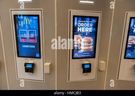 Digitale Bestellung Kiosks in einem Prototyp McDonalds in New York, upscaling mit minimalistischem Dekor, einen Greeter und ein McCafe auf Mittwoch, 1. Februar 2017.  (© Richard B. Levine) Stockfoto