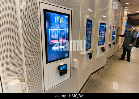 Digitale Bestellung Kiosks in einem Prototyp McDonalds in New York, upscaling mit minimalistischem Dekor, einen Greeter und ein McCafe auf Mittwoch, 1. Februar 2017.  (© Richard B. Levine) Stockfoto