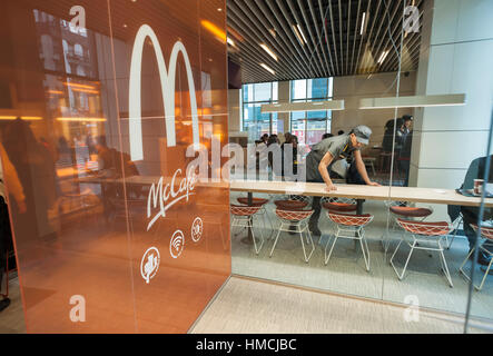 Ein Arbeiter reinigt Tabellen in einem Prototyp McDonald's in New York, upscaling mit minimalistischen Dekor und ein McCafe auf Mittwoch, 1. Februar 2017.  (© Richard B. Levine) Stockfoto