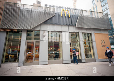 Ein Prototyp McDonalds in New York, upscaling mit minimalistischen Dekor und ein McCafe auf Mittwoch, 1. Februar 2017.  (© Richard B. Levine) Stockfoto