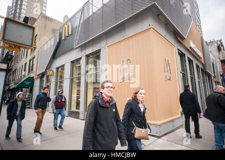 Ein Prototyp McDonalds in New York, upscaling mit minimalistischen Dekor und ein McCafe auf Mittwoch, 1. Februar 2017.  (© Richard B. Levine) Stockfoto