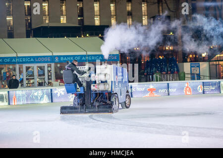 Das Eis auf der Eisbahn im Bryant Park in New York ist zwischen Eislaufen Sitzungen von einem Arbeiter auf ein Zamboni auf Dienstag, 31. Januar 2017 bereit. Der Park wirbt derzeit seine Winter-Karneval mit seinen freien Eislaufen sowie zahlreiche andere Aktivitäten. (© Richard B. Levine) Stockfoto