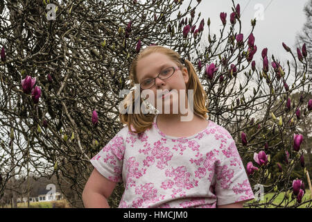 Lila Blüten und Mädchen. Stockfoto