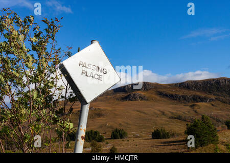 Anmeldung für einen vorbeifahrenden Platz auf einer einspurigen Straße, Glen Torridon, Wester Ross, Highland Region, Schottland, UK Stockfoto