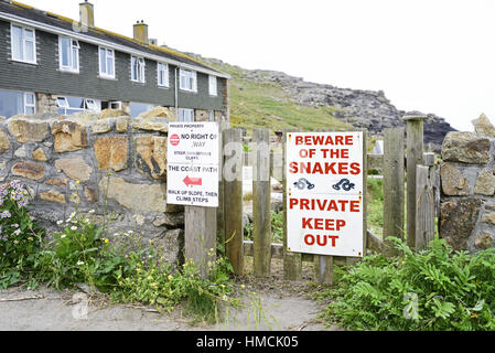 Melden Sie durch eine Reihe von Häusern in Sennen Cove, Cornwall, Wanderer, ihnen zu sagen, um Schlangen in ihren Gärten davor hüten zu erschrecken versuchen Stockfoto