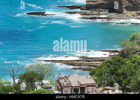 Arbeiter am Haus mit Blick aufs Meer