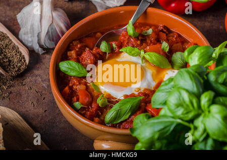 Shakshuka einfach und sehr lecker, billig, aber sehr lecker Essen! Stockfoto