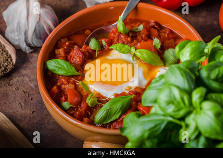 Shakshuka einfach und sehr lecker, billig, aber sehr lecker Essen! Stockfoto