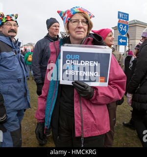 Teilnehmer an der Frauen März in St. Paul, Minnesota am 21. Januar 2017. Stockfoto