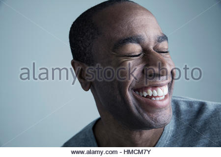Porträt afroamerikanische Mann lächelnd mit geschlossenen Augen