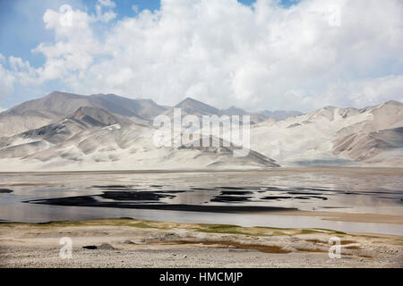 White Sands, Berge und Bulung-Kul-See Stockfoto