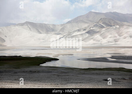 White Sands, Berge und Bulung-Kul-See Stockfoto