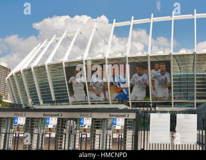 Kiew, UKRAINE - AUGUST 07: Tore zum Olympic National Sports Complex veranstaltete das Finale der Euro 2012 und Banner mit Porträts von Dynamo Kiew Footbal Te Stockfoto