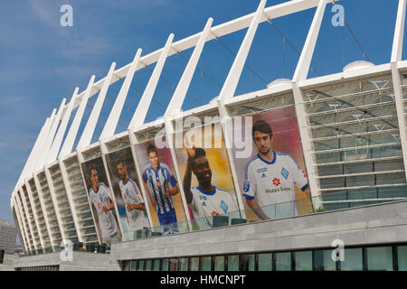 Kiew, UKRAINE - AUGUST 07: Olympic National Sports Complex veranstaltete das Finale der Euro 2012 und Banner mit Porträts von Dynamo Kiew Footbal Team pl Schlüssel Stockfoto