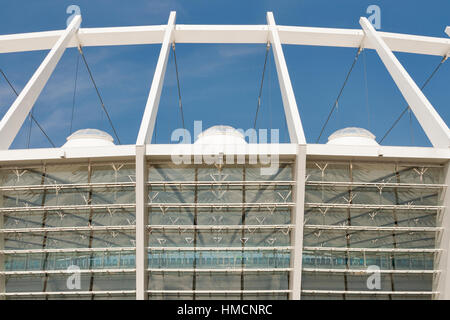 Kiew, UKRAINE - AUGUST 07: Modern Olympic National Sports Complex Architektur Ansicht unter der Tribüne am 7. August 2013 in Kiew, Ukraine. Es h Stockfoto