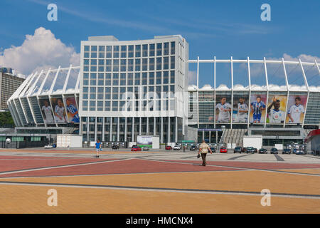 Kiew, UKRAINE - AUGUST 07: Menschen Spaziergang Olympic National Sports Complex veranstaltete das Finale der Euro 2012 und Banner mit Porträts von Dynamo Kiew f Stockfoto