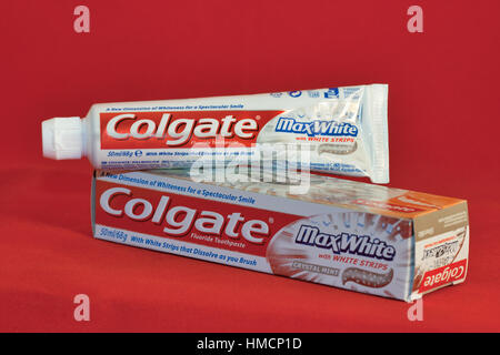 Kiew, UKRAINE - 21. Februar 2011: Colgate Max White Fluorid Zahnpastatube und Pack vor rotem Hintergrund. Colgate ist, dass ein Hersteller eines breiten lief Stockfoto