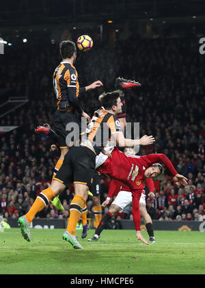 Manchester United Zlatan Ibrahimovic versucht haben einen Schuss auf das Tor in der Premier-League-Spiel im Old Trafford, Manchester. Stockfoto