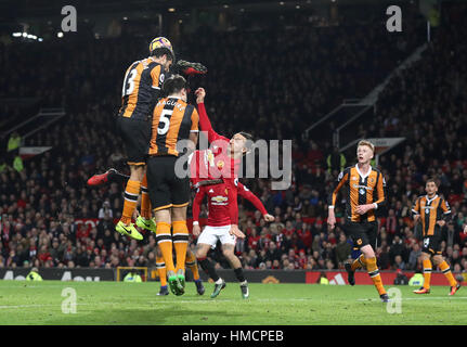 Manchester United Zlatan Ibrahimovic versucht haben einen Schuss auf das Tor in der Premier-League-Spiel im Old Trafford, Manchester. Stockfoto