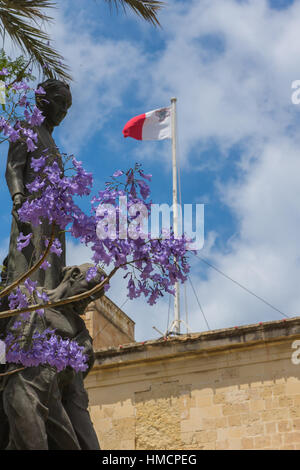 Die maltesische Flagge schwenkten auf eine offizielle Regierung Gebäude in Valletta, Malta Stockfoto